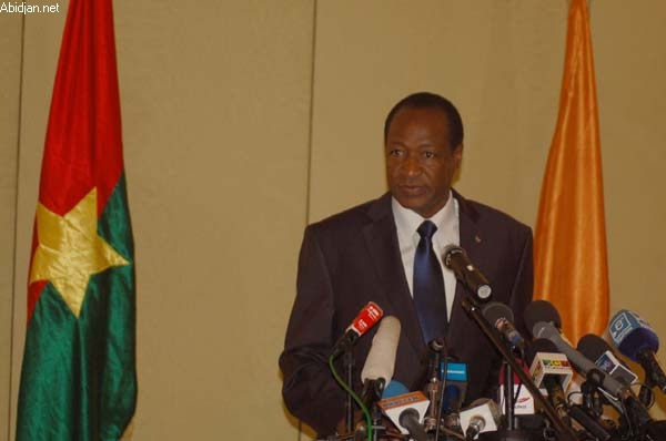 Burkina: marche de soutien à Compaoré, attaqué à Abidjan par le camp Gbagbo